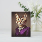Extravagante Katze mit Lila Kleid Postkarte (Stehend Vorderseite)