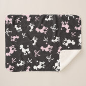 Extravagante Poodles Rosa und Schwarz Sherpadecke (Vorderseite (Horizontal))