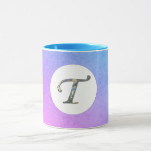 Extravaganter Blumenbuchstabe T blau und lila Tasse