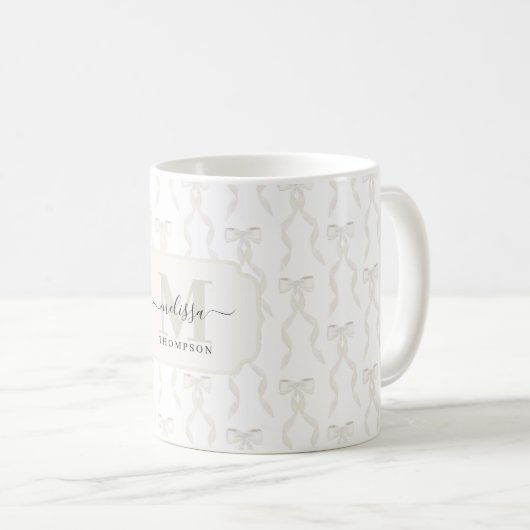 Extravaganter weißer Bogen Mit Monogramm Kaffeetasse (VorderseiteRechts)