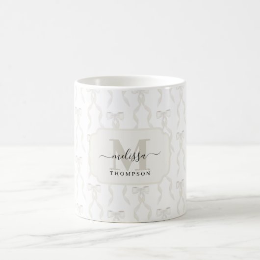 Extravaganter weißer Bogen Mit Monogramm Kaffeetasse (Mittel)