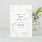 Extravaganter weißer Bow-Kindergeburtstag Einladung (Stehend Vorderseite)