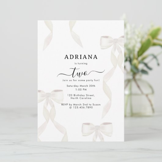 Extravaganter weißer Bow-Kindergeburtstag Einladung (Stehend Vorderseite)