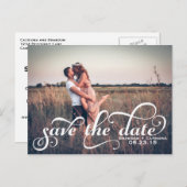 Extravagantes Foto mit weißem Skript Save the Date Ankündigungspostkarte (Vorne/Hinten)