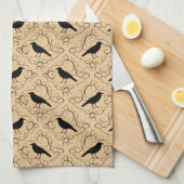 Extravagantes Muster mit Krähen. Schwarzes und Handtuch (Viertel Falte)