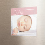 Extravagantes Niedliches Baby-Foto | Rosa und Weiß Magnet<br><div class="desc">Die "Joyful Moments Collection", bei der Glück und Kreativität aufeinander treffen! Feiern Sie mit unseren atemberaubenden Pink Background Baby Foto Quote Produkten die pure Lebensfreude und das Wunder des Lebens. Ob Sie selbst einkaufen oder nach dem perfekten Geschenk suchen, unsere Kollektion verspricht Ihnen, Ihren Tag zu heizen und Ihr Herz...</div>