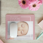 Extravagantes Niedliches Baby-Foto | Rosa und Weiß Mousepad<br><div class="desc">Die "Joyful Moments Collection", bei der Glück und Kreativität aufeinander treffen! Feiern Sie mit unseren atemberaubenden Pink Background Baby Foto Quote Produkten die pure Lebensfreude und das Wunder des Lebens. Ob Sie selbst einkaufen oder nach dem perfekten Geschenk suchen, unsere Kollektion verspricht Ihnen, Ihren Tag zu heizen und Ihr Herz...</div>