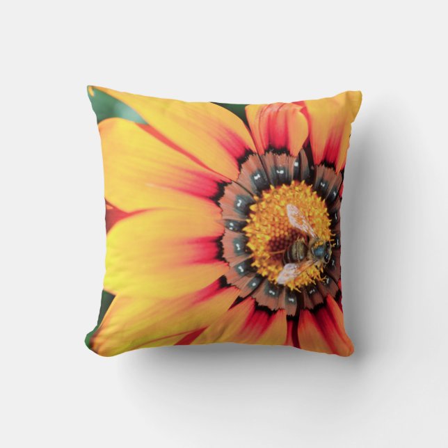 Extreme Nah-up einer Biene, die Pollen sammelt Kissen (Vorderseite)