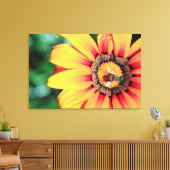 Extreme Nah-up einer Biene, die Pollen sammelt Leinwanddruck (Insitu (Wohnzimmer))