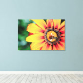 Extreme Nah-up einer Biene, die Pollen sammelt Leinwanddruck (Insitu (Holzboden))