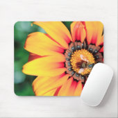 Extreme Nah-up einer Biene, die Pollen sammelt Mousepad (Mit Mouse)