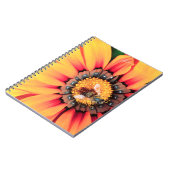 Extreme Nah-up einer Biene, die Pollen sammelt Notizblock (Linke Seite)