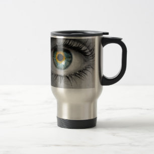 Eye schaut auf das Makro des Viewer-Konzepts Reisebecher