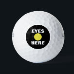 Eyes Here Funny Golf Balls Golfball<br><div class="desc">Haben Sie manchmal Schwierigkeiten, den Blick auf den Golfball behalten, bevor Sie diesen Schwung machen? Dieser lustige Golfball wird Sie daran erinnern, auf den Ball herunter zu schauen, anstatt wegzusehen oder in der Luft aufzuschauen. "Eyes Here" wird in Weiß in der Mitte des schwarzen Kreises zentriert, zusammen mit einem hellgelben...</div>