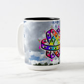 Ezekiel's Wheel UFO on a Cloudy Day Zweifarbige Tasse (Vorderseite Links)