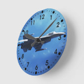 F16 Falkenbekämpfungsjet im Flug Runde Wanduhr (Winkel)