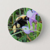 F2 Biene auf Lila Wildblumen Button (Vorderseite)