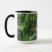 F2 Biene auf Lila Wildblumen Tasse (Links)