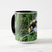 F2 Biene auf Lila Wildblumen Tasse (Vorderseite Links)