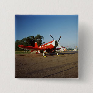 F2G-1D Superseeräuberflugzeug an einer Flugschau Button