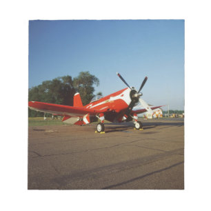 F2G-1D Superseeräuberflugzeug an einer Flugschau Notizblock