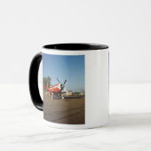 F2G-1D Superseeräuberflugzeug an einer Flugschau Tasse (Vorderseite Links)