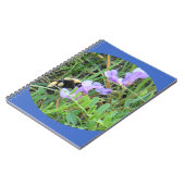 F32a Biene auf Lila Wildblumen Notizblock (Linke Seite)