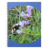 F32a Biene auf Lila Wildblumen Notizblock (Vorderseite)
