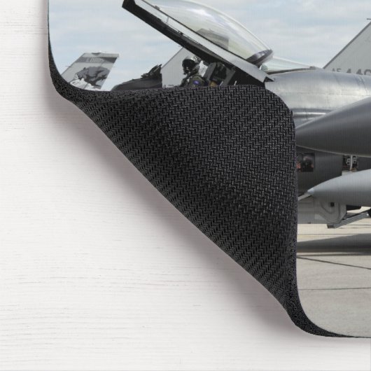 F-16 Falkenbekämpfung steht vor dem Start Mousepad (Ecke)