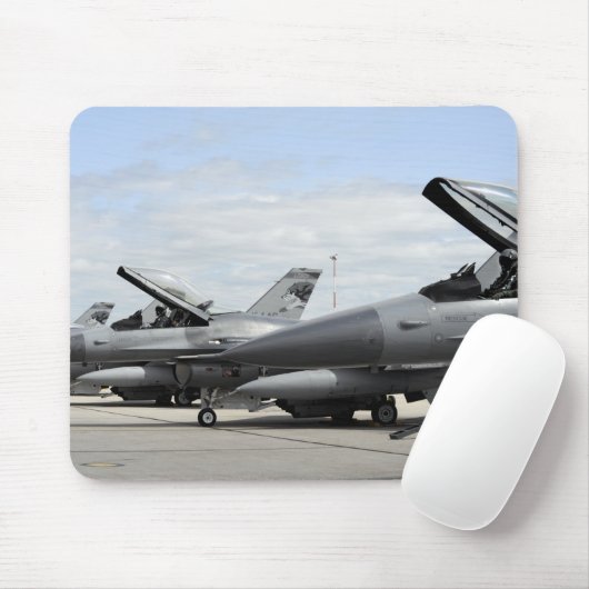 F-16 Falkenbekämpfung steht vor dem Start Mousepad (Mit Mouse)