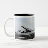 F-16 Falkenbekämpfung steht vor dem Start Zweifarbige Tasse (Links)