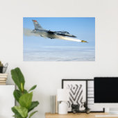 F-16 Feuert eine Maverick-Rakete Poster (Heimbüro)