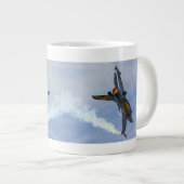F-16 Tiger drehen und brennen Jumbo-Tasse (Vorderseite Rechts)