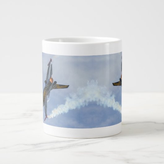 F-16 Tiger drehen und brennen Jumbo-Tasse (Vorderseite)