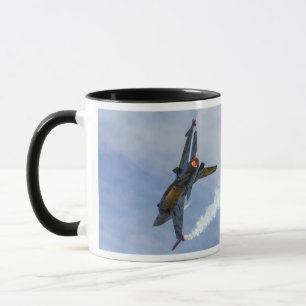F-16 Tiger drehen und brennen Tasse