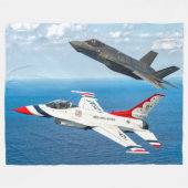 F-16C-KAMPFFIL UND F-35A-BELEUCHTUNG II FLEECEDECKE (Vorderseite (Horizontal))
