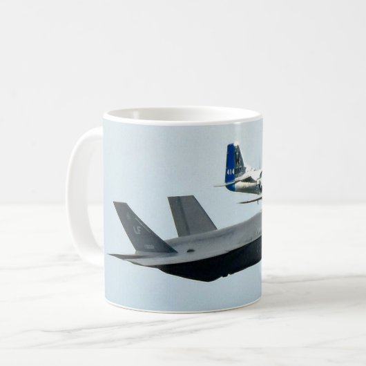 F-35 Kampfjet mit P-51 Mustang Kaffeetasse (Vorderseite Links)