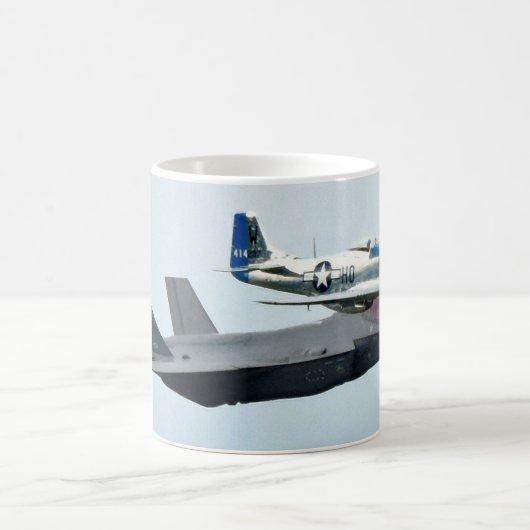 F-35 Kampfjet mit P-51 Mustang Kaffeetasse (Mittel)