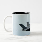 F-35 Kampfjet mit P-51 Mustang Zweifarbige Tasse (Links)