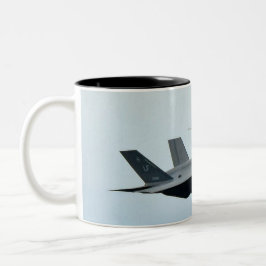 F-35 Kampfjet mit P-51 Mustang Zweifarbige Tasse