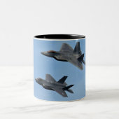 F-35 und F-22 Kampfjet Zweifarbige Tasse (Mittel)