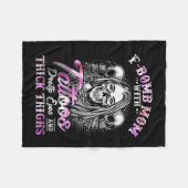 F-Bomb-Mama mit Tattoos, Hübsche Augen und dick Fleecedecke (Vorderseite (Horizontal))