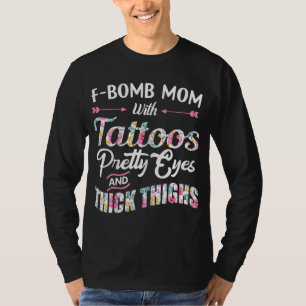 F - Bombe Mama mit Tätowierungen hübsche Augen und T-Shirt