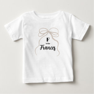 F steht für Frances Namensenthüllungs-Outfit Baby T-shirt