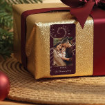 Fa La Magical Christmas Carol Foto Burgundy Adressaufkleber<br><div class="desc">Unser "Magical and Whimsical Foto Sticker Label" ist ein charmanter Weg, um Ihren Freunden und Ihrer Familie den Feiertag zu schenken. Diese Aufkleber erfassen den festlichen Geist der Saison und fügen Ihren Feiertagsgrüssen eine persönliche Touch hinzu. Das Design präsentiert unsere originalen Kunstwerke mit bezaubernden Imitaten, Goldschläuchern, Goldkonfetti und glitzerndem Schnee,...</div>