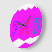 Fab lebhaftes rosa Design mit farbigem Text Große Wanduhr (Winkel)