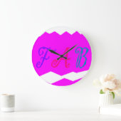 Fab lebhaftes rosa Design mit farbigem Text Große Wanduhr (Zuhause)