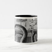 Fabel der Schlange und der Dateien Zweifarbige Tasse (Mittel)