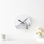 fabelhafte Stadt . Kunstwerke in Schwarz-Weiß. Runde Wanduhr (Zuhause)