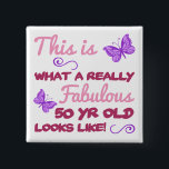 Fabulous 50. Geburtstag Button<br><div class="desc">Ein stilvolles und niedliches Design mit Schwarz und einer lebhaften Farbe macht den Frauen eine tolle Geburtstagsgeschenkidee.</div>